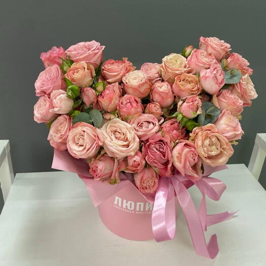 Сердце из кустовых роз