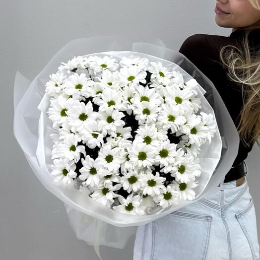 Букет из белых кустовых ромашковых хризантем