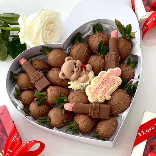 Клубника в коробке сердце жене на 14 февраля