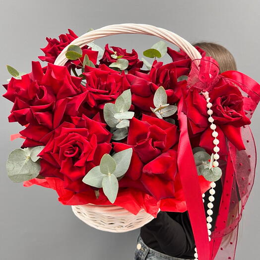 Корзина с красными французскими розами