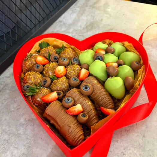 Сердце с клубникой в шоколаде, лаймберри и бананом и голубикой