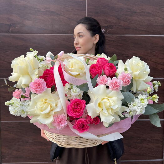 Весенняя корзина с премиальной кустовой пион розой, нарциссом, кустовым диантусом и французской розой