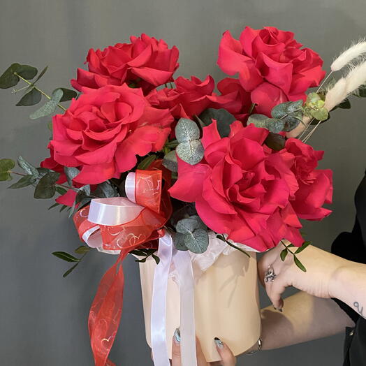 Коробка с яркими розами ажурными