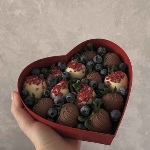 Сердечко с клубникой в шоколаде и голубикой