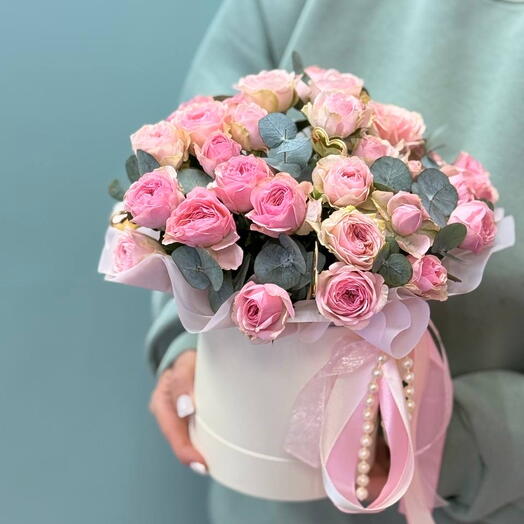 Нежные кустовые розы в коробочке