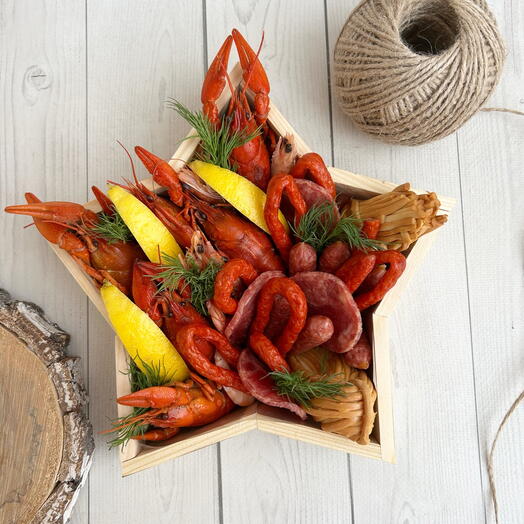 Подарок съедобный с раками и колбасой для мужчины