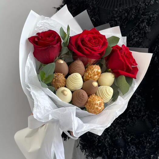 Клубника в шоколаде с розами