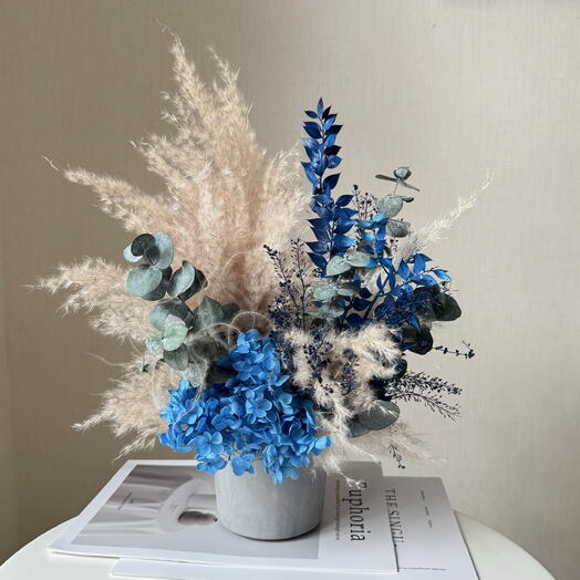 Композиция из сухоцветов и стабилизированных растений в синей гамме