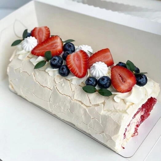 Меренговый рулет с клубникой, голубикой и безе