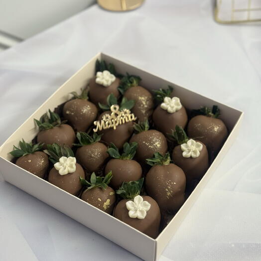 Клубника в молочном шоколаде с цветочками 16-20 gold шт на 8 марта