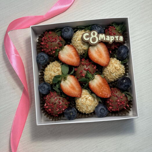 Клубника в шоколаде 9 ягод подарок на 8 марта со свежей голубикой
