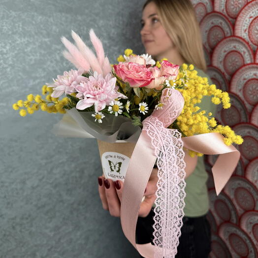 Композиция с мимозой и кустовой розой к 8 Марта