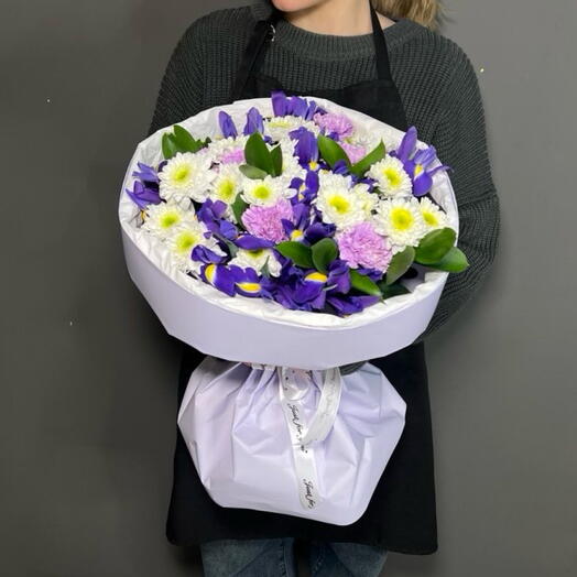 Яркий букет с ирисами, хризантемой «Ириска»