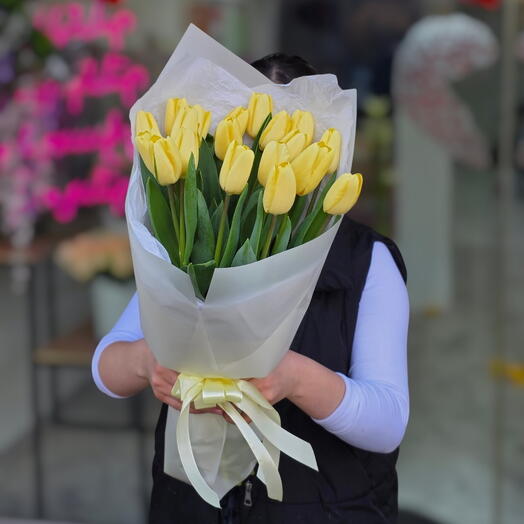 19 лимоновых тюльпанов