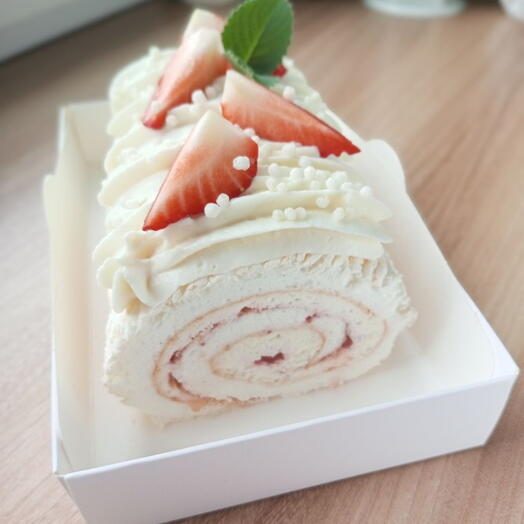 Меренговый рулет с клубникой