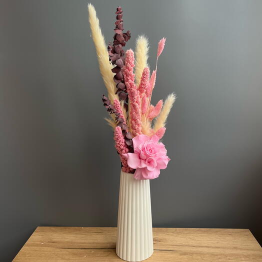 Композиция в гипсовой вазе с ажурной стабилизированной розой и сухоцветами