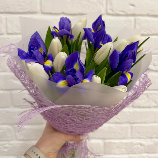 Букет с тюльпанами и ирисами