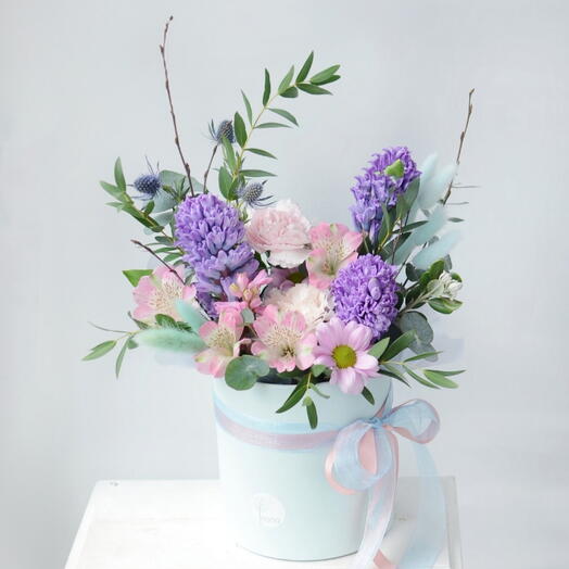 Шляпная коробка с ароматными гиацинтами