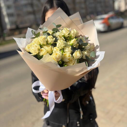 Букет из кустовых роз и эвкалипта в упаковке