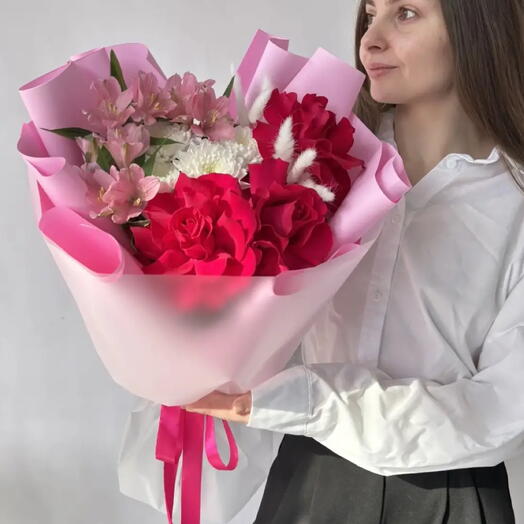 Букет с «французской» розой и хризантемой с альстромерией