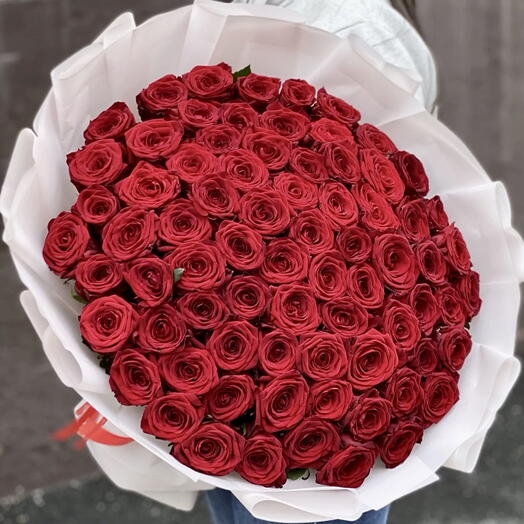 Большой букет Red Naomi, красные розы, 75 штук, в белой упаковке