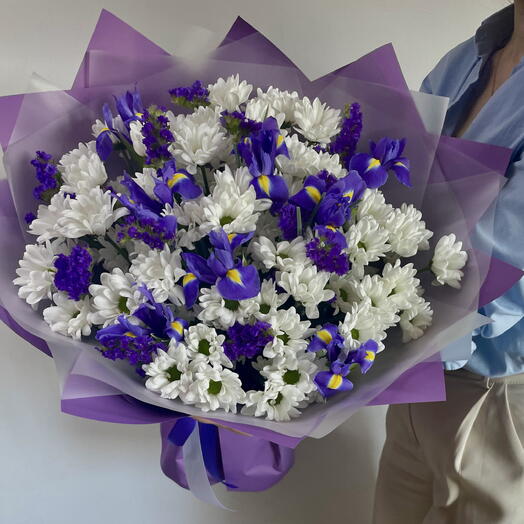 Яркий букет из ромашковых хризантем с ирисами