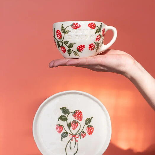 Tea steamer "MAMA IN A RESOURCE, MAMA IN A️У" with strawberries