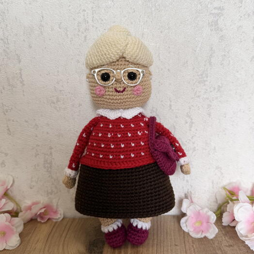 Вязаная игрушка ручной работы "Бабуля-модница"