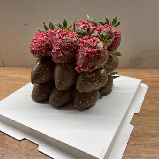 Торт из клубники в шоколаде (18 шт)