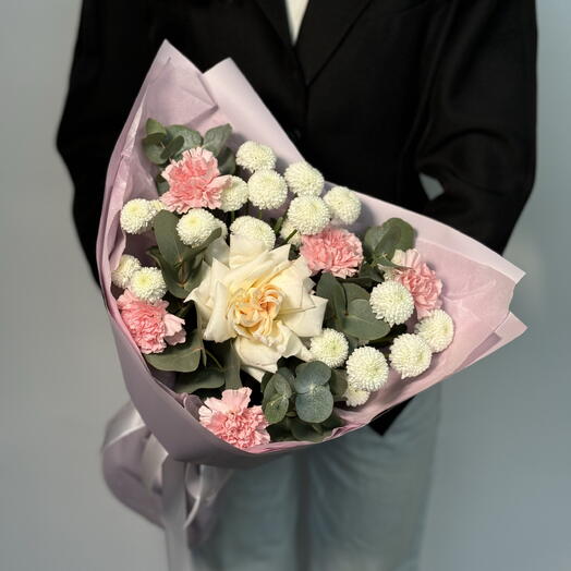 Авторский букет с французской розой и хризантемой ньютон