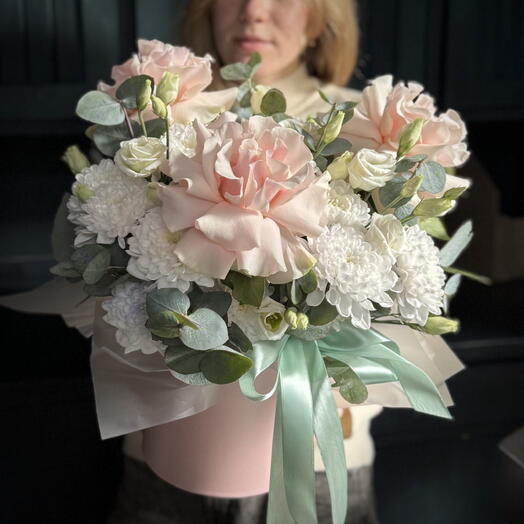 Розовая шляпная коробка с французскими розами, эустомой и кустовой хризантемой