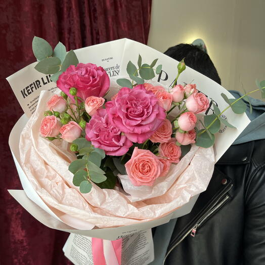 Букет с пионовидными розовыми розами и кустовыми