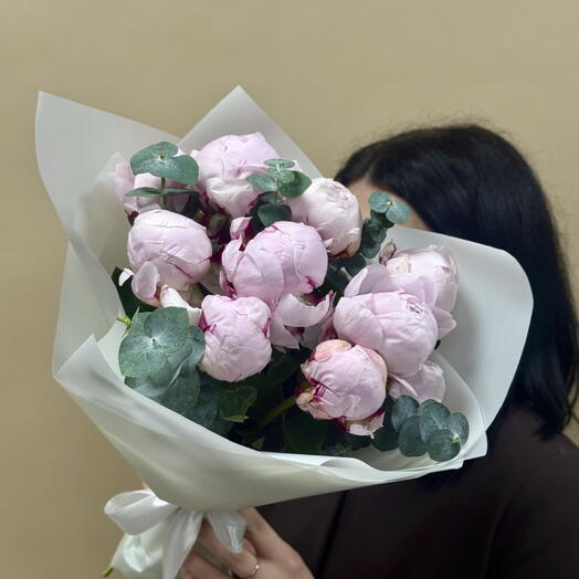 Шикарный букет из 9 розовых пионов и эвкалипта