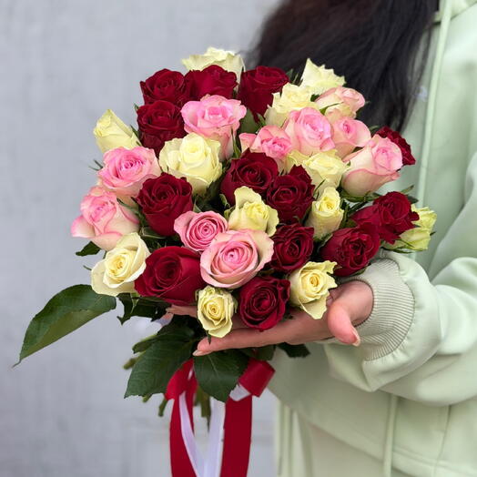 Букет из 35 красных, белых, розовых роз