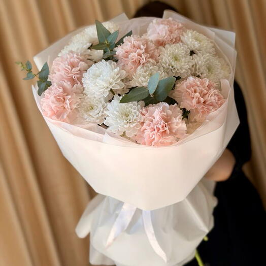 Нежный букет из кустовой хризантемы и диантусами💝