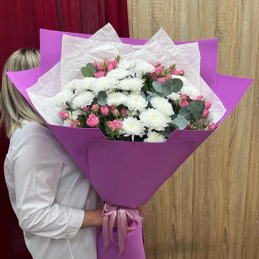 Букет гигант из кустовой розы и кустовой хризантемы