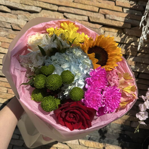 Яркий летний букет с подсолнухом