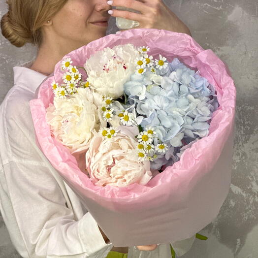 Летний букет с пионами, гортензией и кустовой ромашкой🤍