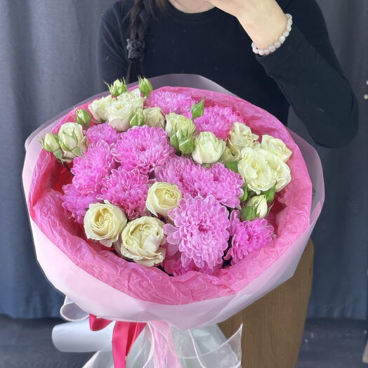 Яркий букет из розовых кустовых хризантем и белых кустовых роз 🌸🤍