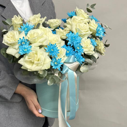 Авторская композиция из Французских роз и голубых Хризантем 💙🪽