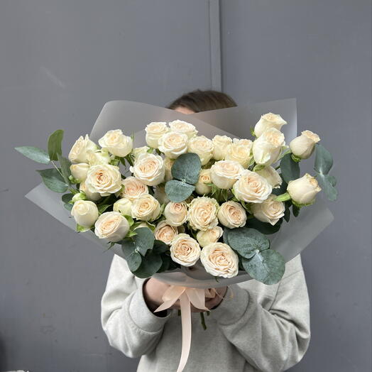 11 нежных персиковых кустовых роз с эвкалиптом 💞