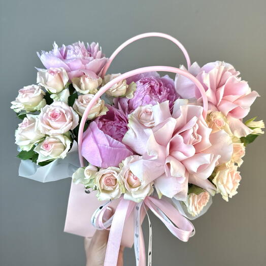 Французские розы с пионами и кустовыми розами 🌸