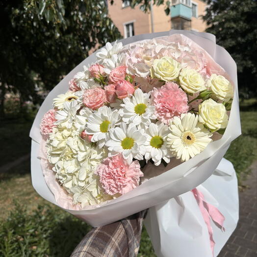Сборный букет с гортензиями