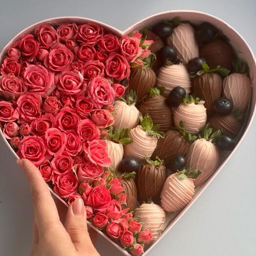 Rose   Chocolate Strawberry Heart Box