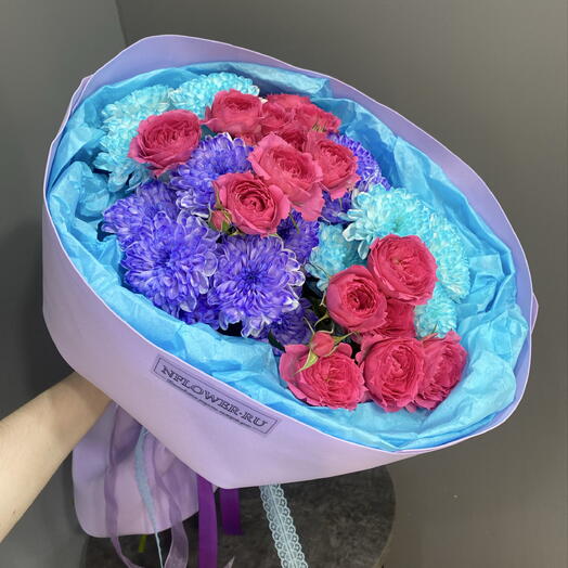 Яркий букет из хризантем и кустовых роз