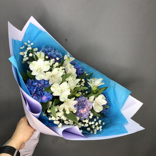 Букет с голубыми диантусами и белой альстромерией🌸