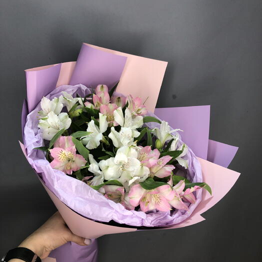 Букет с белыми и розовыми альстромериями🌸☘️