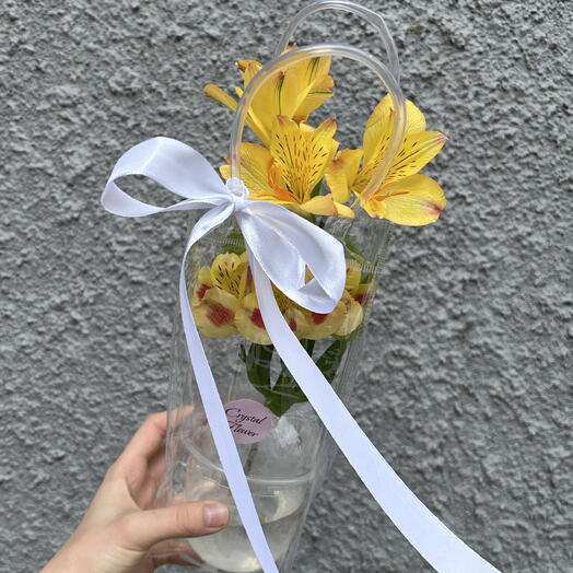Акваbloom композиция с жёлтой альстромерией