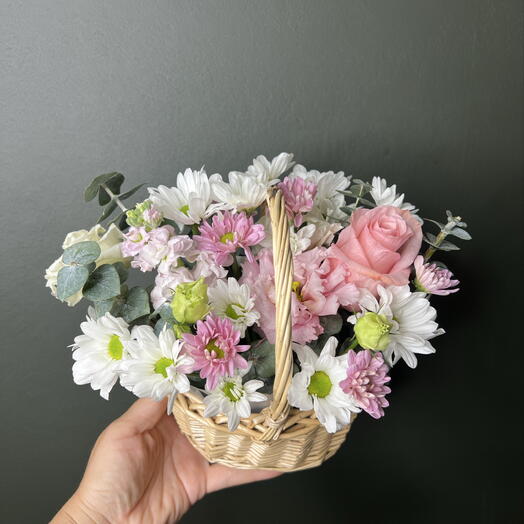 Корзина с розой Би Свит, маттиолой, кустовой хризантемой, лизиантусом, эвкалиптом