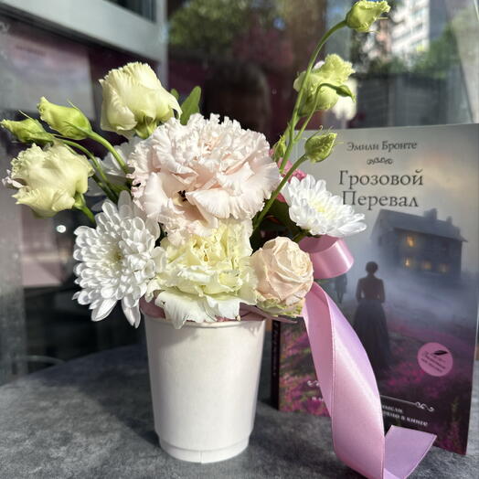 Книга «Грозовой перевал» и цветы в подарок